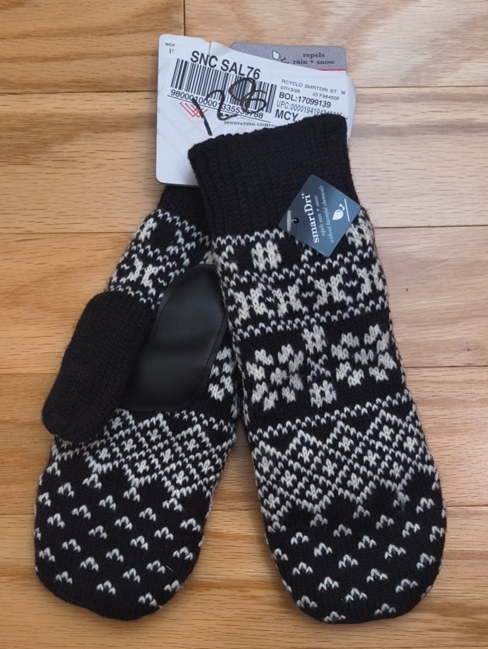Isotoner Smart Dri + Touch Mittens Black & White One Size NWT